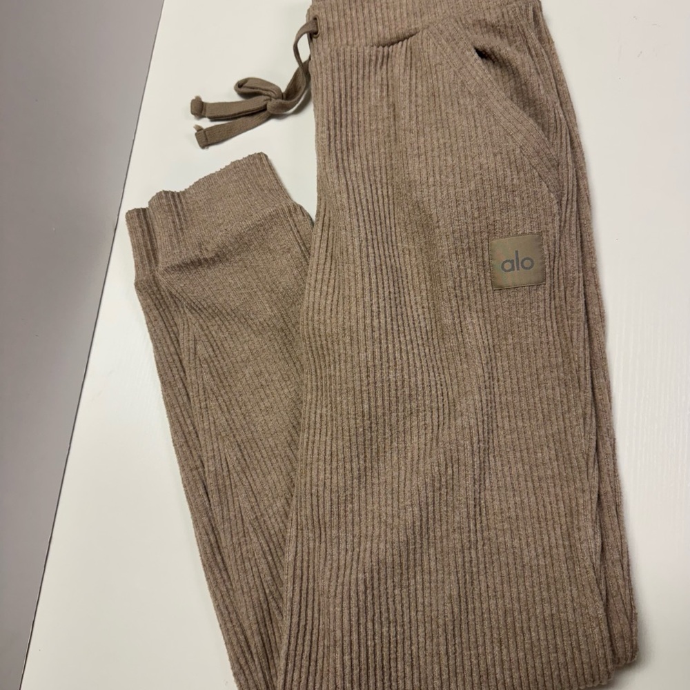 ALO Yoga Ribbed Knit Pants in Tan